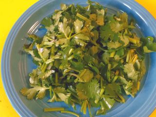 28、春饼卷土豆丝,然后切足够多的香菜沫。这样辅料也完成了！