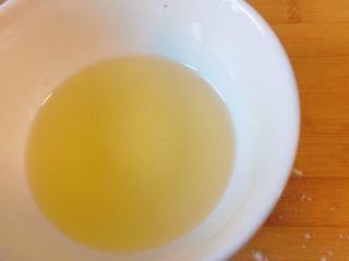 29、春饼卷土豆丝,就差饼的部分了。这也是比较关键的一步呢。先准备一点油。