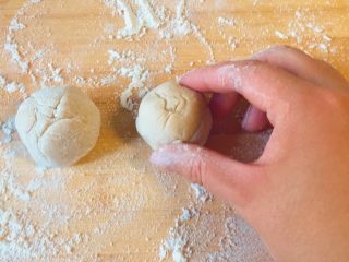 30、春饼卷土豆丝,面也醒得差不多了，我们拿出来俩小块面团。大概就直径2-4厘米这么大的面团。