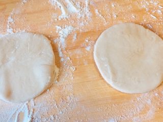 31、春饼卷土豆丝,把它们擀成小饼先，然后在其中一个饼上抹上油。