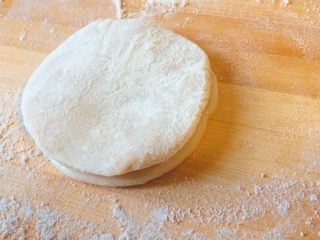 32、春饼卷土豆丝,然后把饼叠放在一起，油在中间哦。