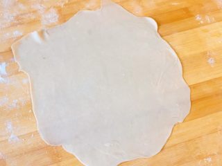 33、春饼卷土豆丝,用擀面杖擀成薄饼，很薄的那种哦。