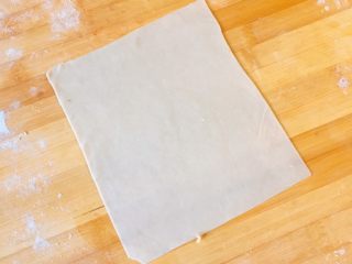 34、春饼卷土豆丝,为了好看，我把它又切成正方形了。呵呵，你们可以做圆形的哦。