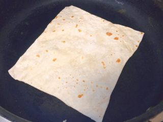 36、春饼卷土豆丝,看到大概这样时候，翻面。俩边都烤成这个状态，就可以出锅了。这个熟得特别快，所以要注意看着哦。不要糊了。火候把握得好，饼才有劲道又软。