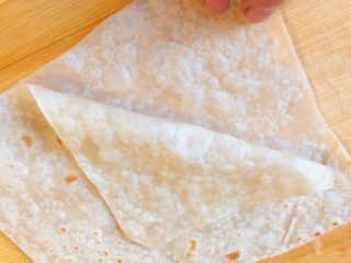 37、春饼卷土豆丝,这样一撕，就成了俩张饼了呢。这样不但节省时间，而且可以让饼不至于俩边都干掉，会让饼更软。我们也可以做三层的，只是中间那层很薄，比较难撕的不破。哈哈。