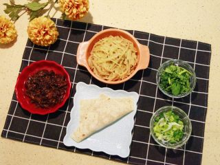 38、春饼卷土豆丝,大功告成！！！凑齐了全家福，我们就可以端上桌，和家人朋友一起分享美食啦！！