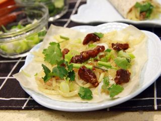 39、春饼卷土豆丝,吃的方法，还用佳儿告诉您不？就是把饼撕开，看，多薄的春饼呀！然后先铺一层土豆丝，然后放几块肉丝，再撒葱沫和香菜沫，可以根据自己的喜好增减配料用量，哈哈，自已动手，很有乐趣呢。