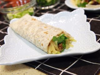 40、春饼卷土豆丝,然后卷起来！就可以享用这道，家常又简单的，好吃又好玩的，有情怀有气质的土豆丝卷饼了！！这是佳儿我最爱吃的，有妈妈的味道！