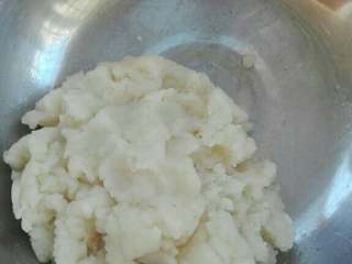 2、泡芙,烧开后，放入低筋面粉，搅拌均匀，直至能成团，关火