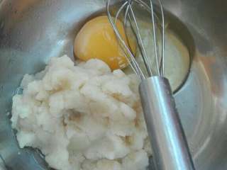 3、泡芙,面团放到不烫手时放入一个鸡蛋，搅拌均匀，