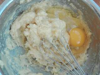 4、泡芙,在放入第二个鸡蛋，搅拌均匀
