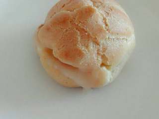 7、泡芙,烤好后取出来，在泡芙的中间切口，放入打好的奶油或者炼乳即可食用