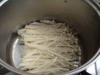 3、金针培根卷,金针菇去根部，洗干净入煮锅焯水