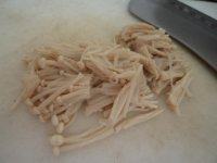 4、金针培根卷,切成段