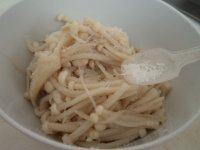 5、金针培根卷,加盐、味精拌均匀