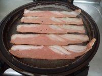 6、金针培根卷,培根入电饼铛煎熟