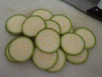 7、金针培根卷,西葫芦洗干净切成片