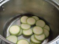 8、金针培根卷,入煮锅焯水。水里加少许盐、油。水里加盐、油，可以让西葫芦入底味，也可以令西葫芦的颜色更好些