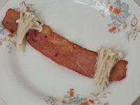 9、金针培根卷,在培根的两端放金针菇