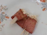 10、金针培根卷,同时向中间卷起