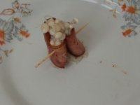 11、金针培根卷,卷至两侧合拢，用牙签穿好