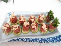 12、金针培根卷,逐一穿好后，放在用西葫芦衬底的盘子上，即可上桌享用