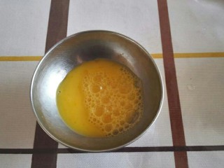 2、母亲节爱心饼干,鸡蛋打散。