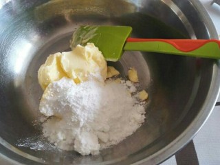 4、母亲节爱心饼干,黄油和糖粉搅拌均匀。
