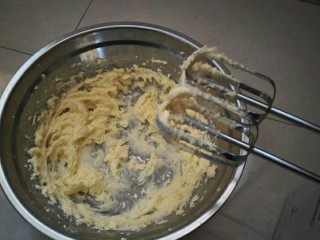 5、母亲节爱心饼干,用电动打蛋器低速打发。