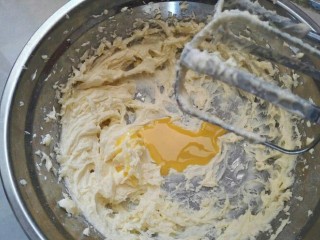 8、母亲节爱心饼干,鸡蛋液分成三次打发，一步一步操作到位。