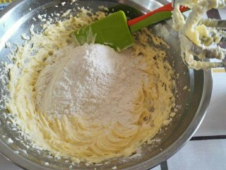 9、母亲节爱心饼干,加入低粉搅拌均匀。