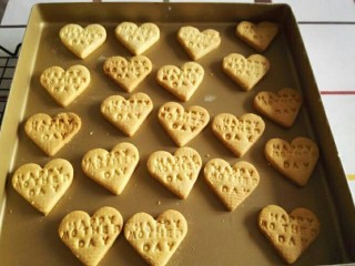 16、母亲节爱心饼干,出炉以后放烤网晾凉，放保鲜袋装起来。