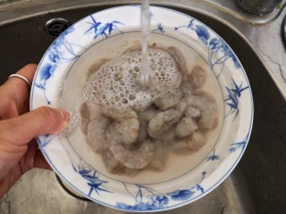 3、西兰花炒虾仁,过清水冲洗干净。