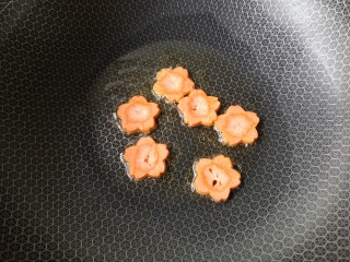 9、西兰花炒虾仁,锅中适量油烧热下胡萝卜翻炒断生。