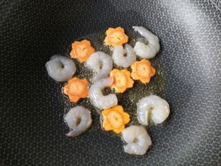10、西兰花炒虾仁,再将虾仁下锅。