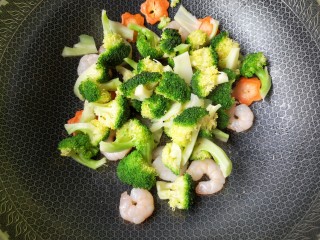 11、西兰花炒虾仁,翻炒至虾仁变色后下入焯好的西兰花。