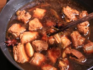 7、花样面条  香烧排骨面,排骨煮了45分钟挑出葱、蒜、八角（可以不挑）