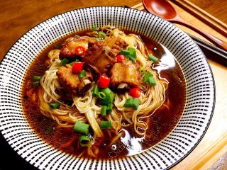 12、花样面条  香烧排骨面,撒上葱花辣椒粒（不喜欢可以忽略）完成