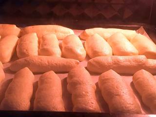 11、宝宝辅食之手指饼干,烤箱提前预热，上下火170度，烤盘放入烤箱中层，烤10-15分钟。熄火后余温再烘10分钟。