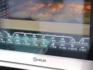 10、脏脏蛋挞,放入烤箱上下火200°烤20分钟