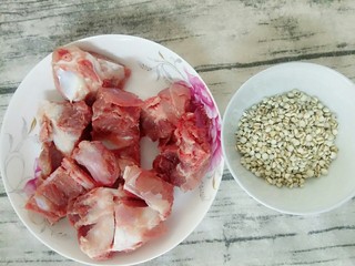 1、排骨薏米汤,食材：排骨，薏米
