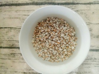 2、排骨薏米汤,薏米先用水泡一个钟