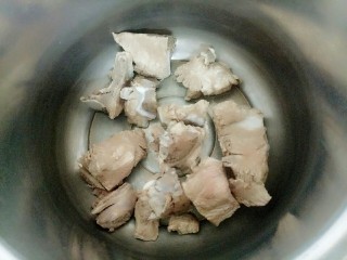 7、排骨薏米汤,再放入高压锅中