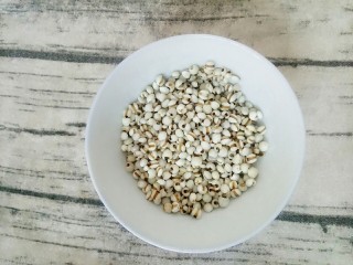 8、排骨薏米汤,泡好的薏米挑掉一些杂质再洗干净