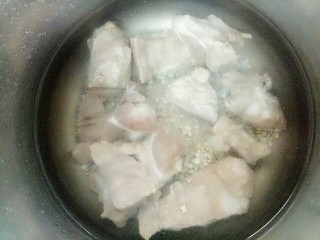 10、排骨薏米汤,加入适量的水