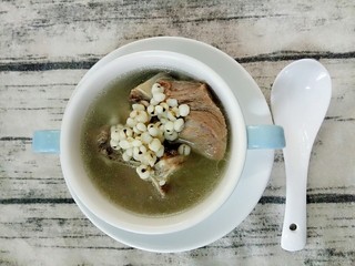 12、排骨薏米汤,出锅按自己口味加盐然后装碗
