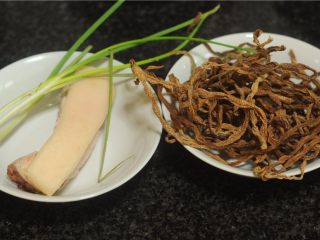 1、干豆角红烧肉,所有的食材准备好