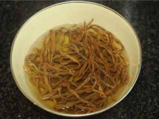 2、干豆角红烧肉,干豆角用冷水泡发