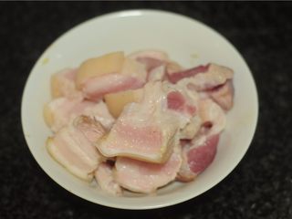 3、干豆角红烧肉,五花肉切厚片