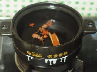 4、干豆角红烧肉,砂锅倒入半锅水，将八角桂皮放进去